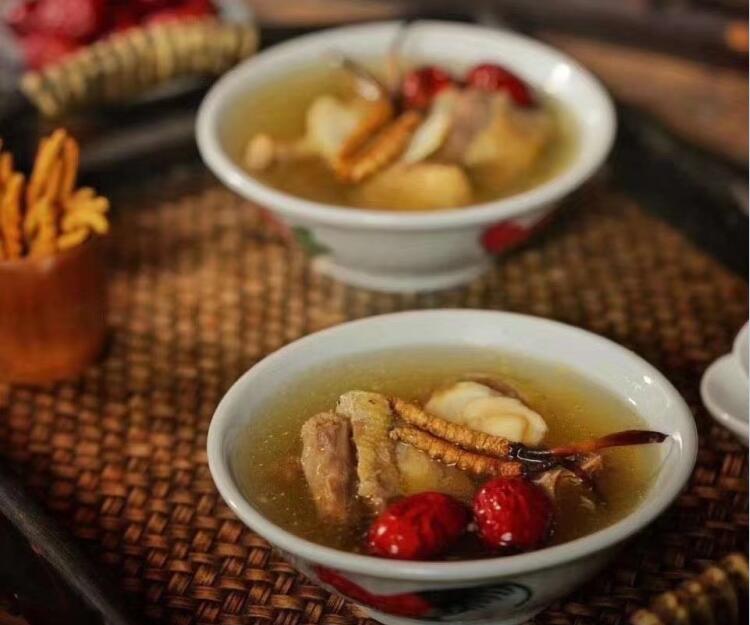 冬蟲夏草煲粥是用干草還是鮮草好？