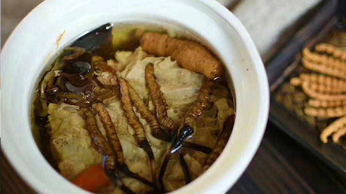 鮮香滋補(bǔ)！鮮冬蟲夏草燉雞湯的美味做法