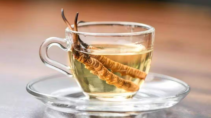 一杯蟲草水，健康新滋味：冬蟲夏草泡水喝的奇妙功效